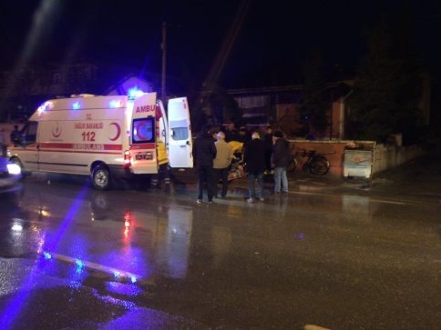 Halil Amcaya Namaz Çıkışı Motosiklet Çarptı 2 Yaralı