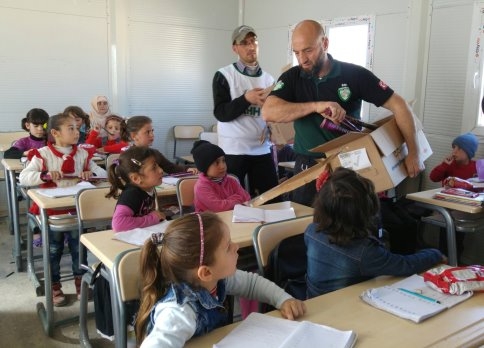 Akyazı’dan Suriyeli Mültecilere Yardımlar Sürüyor