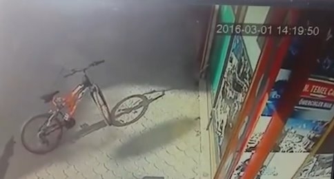 Bisiklet Çalan Hırsız Güvenlik Kamerasına Yansıdı