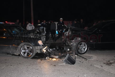 2 Otomobil Kafa Kafaya Çarpıştı 5 Yaralı