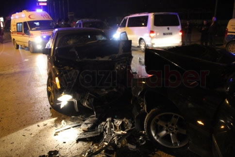 2 Otomobil Kafa Kafaya Çarpıştı 5 Yaralı