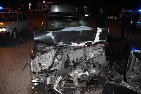 2 Otomobil Kafa Kafaya Çarpıştı 5 Yaralı