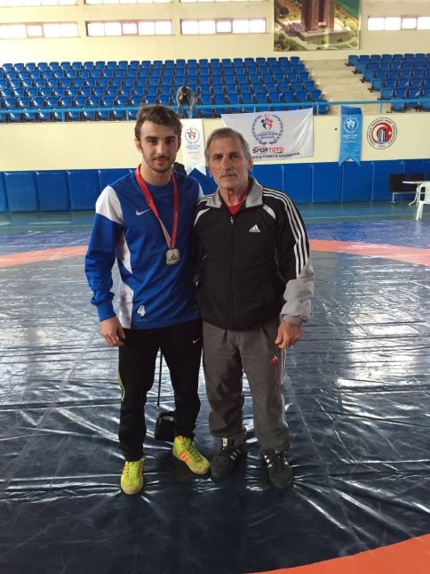 Akyazılı Güreşçi Şampiyona'da 2. Geldi