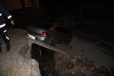 Otomobil Köprü İnşaatına Uçtu 2 Yaralı