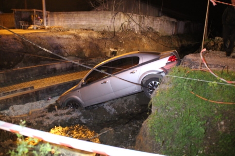 Otomobil Köprü İnşaatına Uçtu 2 Yaralı