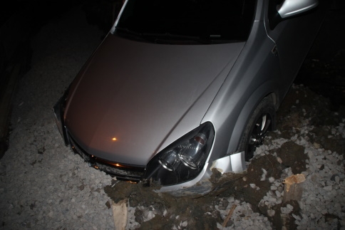 Otomobil Köprü İnşaatına Uçtu 2 Yaralı