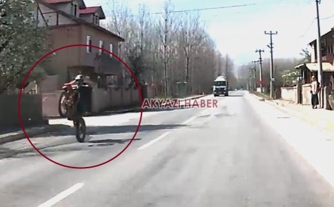 Tek Teker Yapan Motosiklet Sürücüsü Trafiği Tehlikeye Soktu