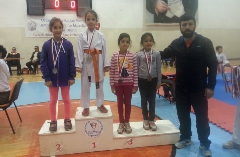 Akyazılı Karatecilerden 20 Madalya