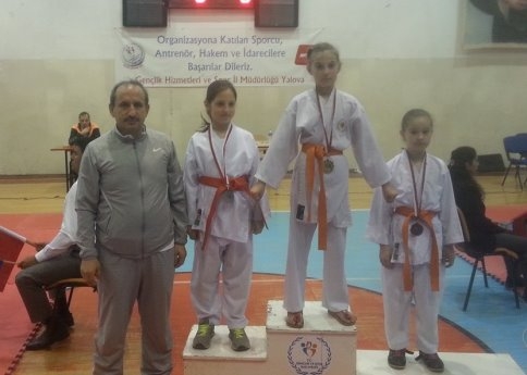 Akyazılı Karatecilerden 20 Madalya