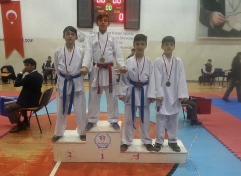 Akyazılı Karatecilerden 20 Madalya