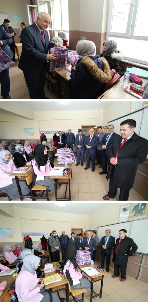 Akyazı’da Teog Öğrencilerine Ücretsiz Çalışma Kitabı Ve Soru Bankası