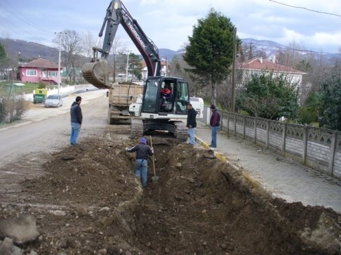 Akyazı Kuzulukta Su İsale Hattı Çalışması Sürüyor