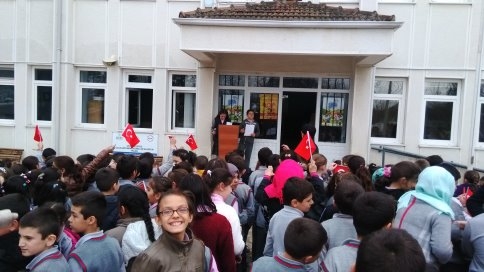 Öğrenciler Şehitlerimizi Mezarları Başında Andı