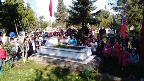 Öğrenciler Şehitlerimizi Mezarları Başında Andı