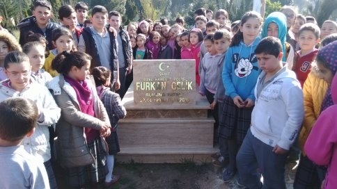 Öğrenciler Şehitlerimizi Mezarları Başında Andı