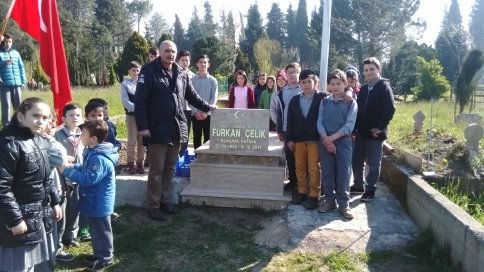 Öğrenciler Şehitlerimizi Mezarları Başında Andı