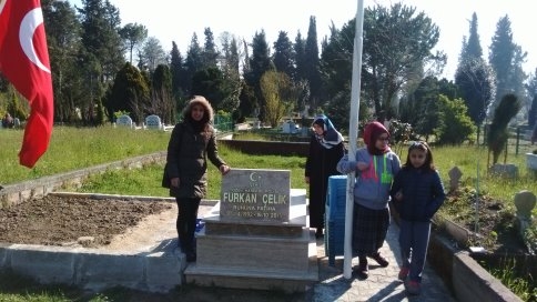 Öğrenciler Şehitlerimizi Mezarları Başında Andı