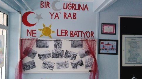 Öğrenciler Şehitlerimizi Mezarları Başında Andı