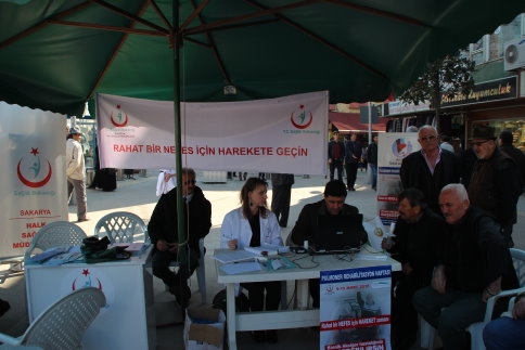 Akyazı İlçe Sağlık Ekipleri Çarşı İçinde Sağlık Taraması Yaptı