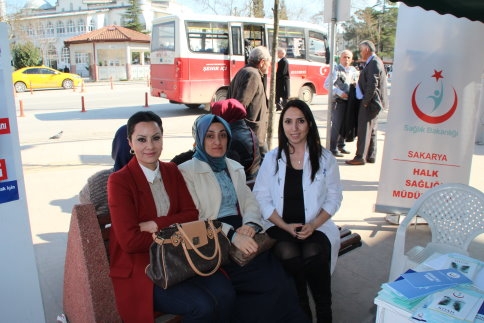 Akyazı İlçe Sağlık Ekipleri Çarşı İçinde Sağlık Taraması Yaptı