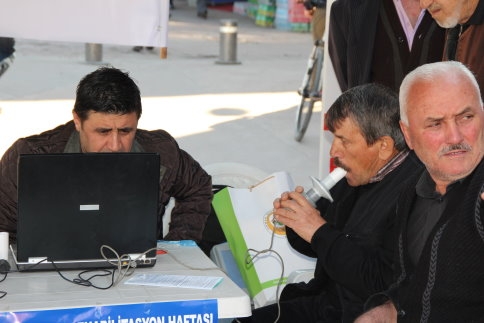 Akyazı İlçe Sağlık Ekipleri Çarşı İçinde Sağlık Taraması Yaptı