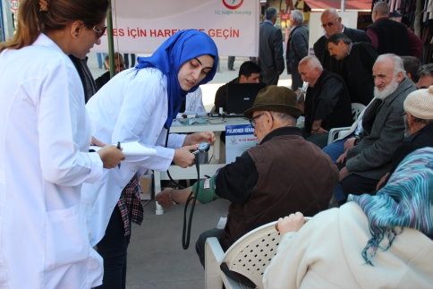 Akyazı İlçe Sağlık Ekipleri Çarşı İçinde Sağlık Taraması Yaptı