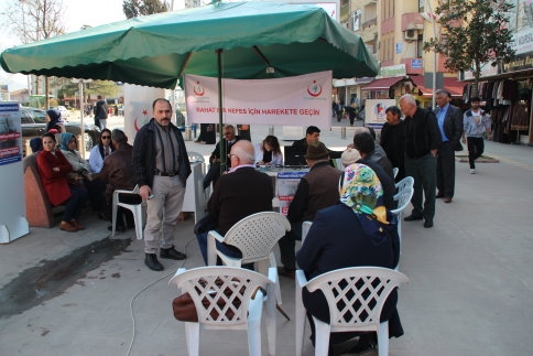 Akyazı İlçe Sağlık Ekipleri Çarşı İçinde Sağlık Taraması Yaptı