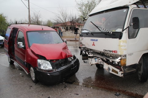 Ada Caddesi’nde Maddi Hasarlı Kaza