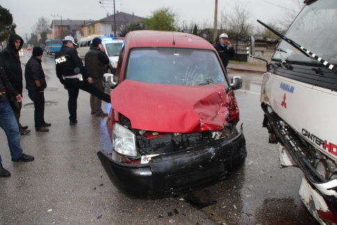 Ada Caddesi’nde Maddi Hasarlı Kaza
