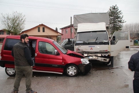 Ada Caddesi’nde Maddi Hasarlı Kaza