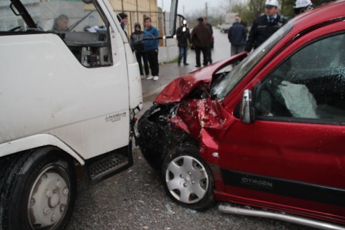 Ada Caddesi’nde Maddi Hasarlı Kaza