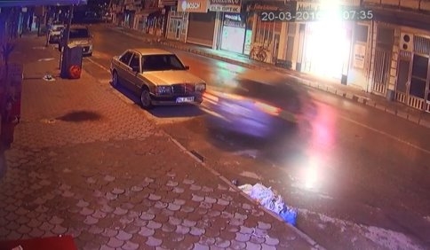 Park Halindeki Otomobile Çarptı