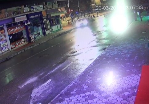 Park Halindeki Otomobile Çarptı