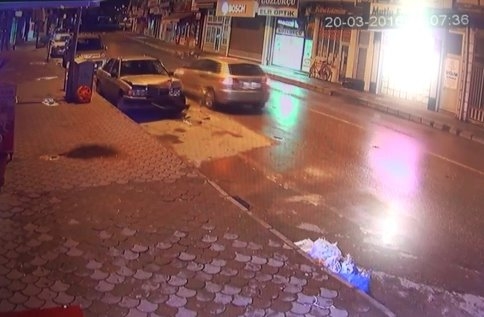 Park Halindeki Otomobile Çarptı