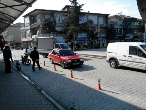 Yol Ortasına Park Eden Şahin Trafiği Felç Etti