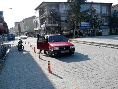 Yol Ortasına Park Eden Şahin Trafiği Felç Etti