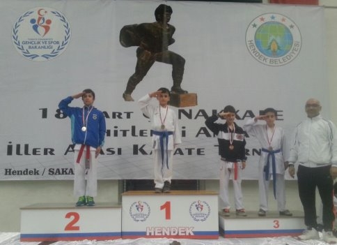 Akyazılı Karateciler Madalyaya Doymuyor