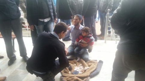 2 Yaşındaki Çocuğuyla Dilenen Suriyeli Karakola Götürüldü