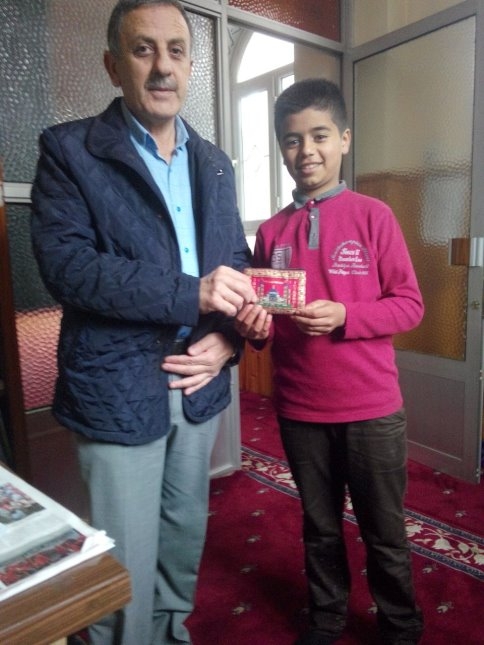 Suriyeli Çocuk Bulduğu Cüzdan Ve Parayı Muhtara Teslim Etti.