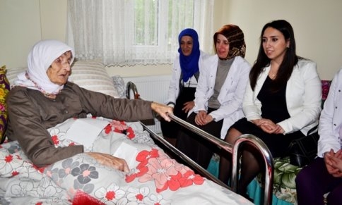 İlçe Sağlık 105 Yaşındaki Ayşe Ekrem Nineyi Ziyaret Etti