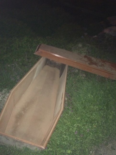 Gece Yarısı Tabutları Görünce İhbar'da Bulundu