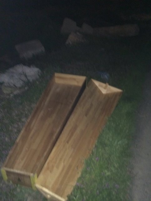 Gece Yarısı Tabutları Görünce İhbar'da Bulundu