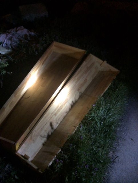 Gece Yarısı Tabutları Görünce İhbar'da Bulundu