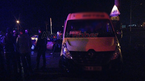 Otomobil ile Minibüs Çarpıştı