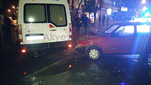 Otomobil ile Minibüs Çarpıştı