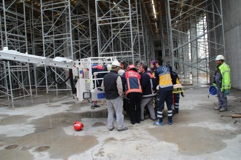 Kuzuluk'ta Vinç Tepesinde Fenalaşan Operatöre Müdahale