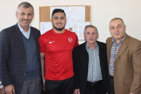 Semih Yazıcıya Bir Madalyada Okuduğu Okuldan Verildi