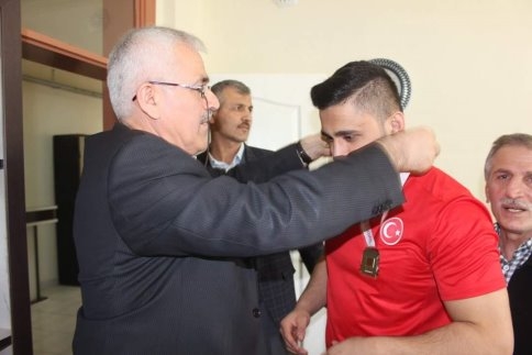 Semih Yazıcıya Bir Madalyada Okuduğu Okuldan Verildi