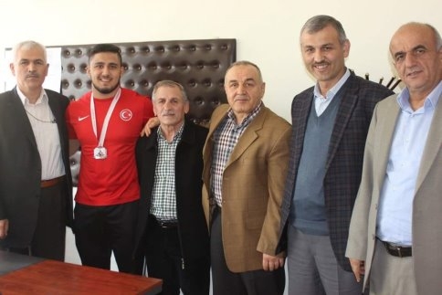 Semih Yazıcıya Bir Madalyada Okuduğu Okuldan Verildi