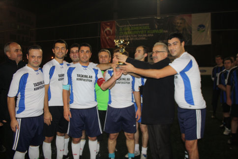 Akyazı E.M.L Öğretmenler Şampiyon oldu.